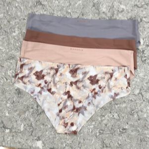 NWOT 4 Danskin No Show Panties Medium